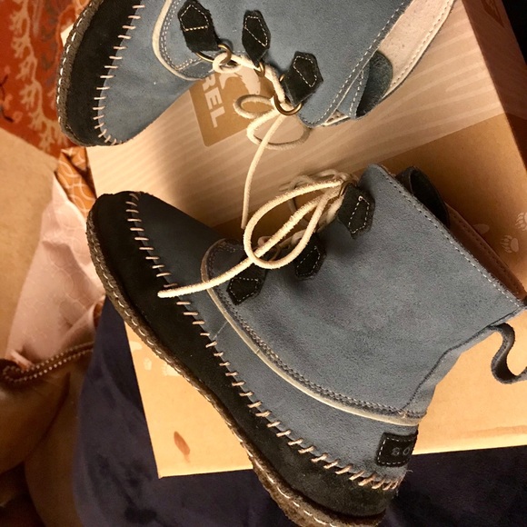 SOREL Boots - Like New - Picture 5 of 8